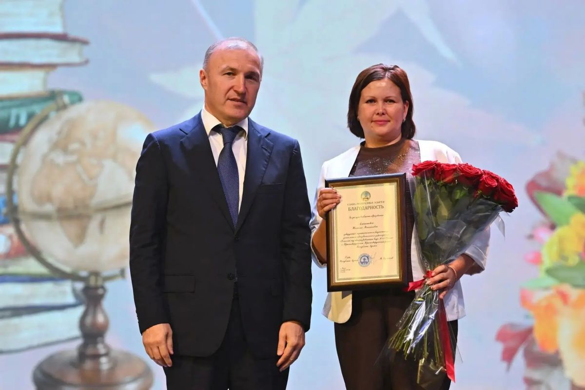 Мурат Кумпилов вручил награды лучшим педагогам Адыгеи Мурат Кумпилов вручил награды лучшим педагогам Адыгеи