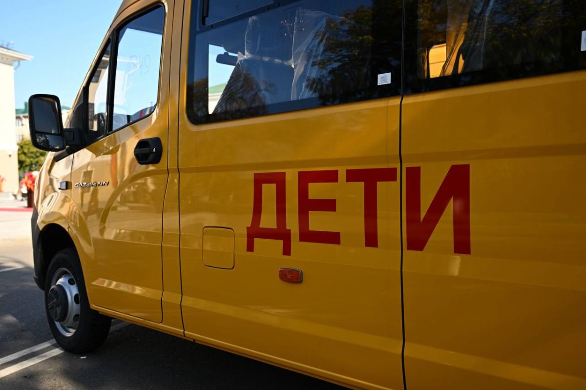 В Адыгее муниципалитетам передали 14 новых школьных автобусов В Адыгее муниципалитетам передали 14 новых школьных автобусов
