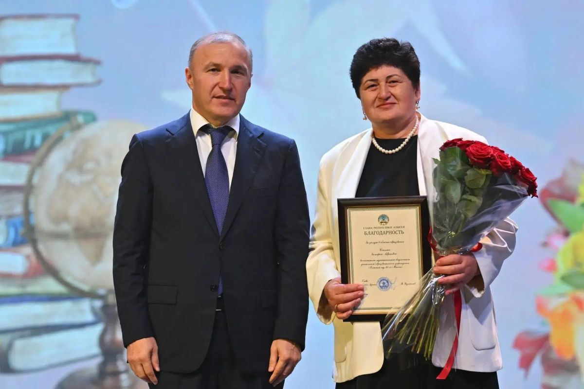 Мурат Кумпилов вручил награды лучшим педагогам Адыгеи Мурат Кумпилов вручил награды лучшим педагогам Адыгеи