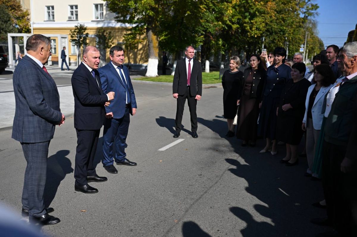 В Адыгее муниципалитетам передали 14 новых школьных автобусов В Адыгее муниципалитетам передали 14 новых школьных автобусов