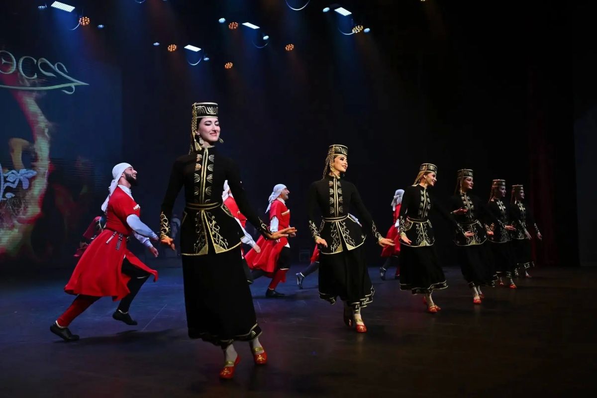 Мурат Кумпилов вручил награды лучшим педагогам Адыгеи Мурат Кумпилов вручил награды лучшим педагогам Адыгеи