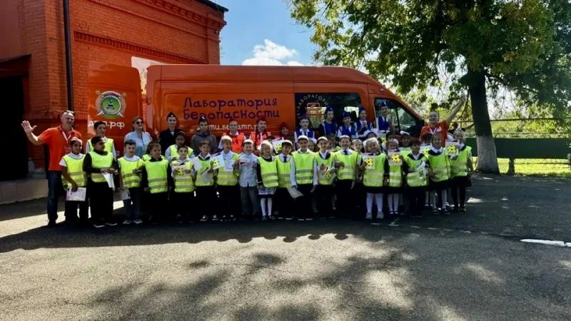 Госавтоинспекторы Гиагинского района провели торжественную церемонию: первоклассников посвятили в пешеходы, а активистов приняли в ряды ЮИД Госавтоинспекторы Гиагинского района провели торжественную церемонию: первоклассников посвятили в пешеходы, а активистов приняли в ряды ЮИД