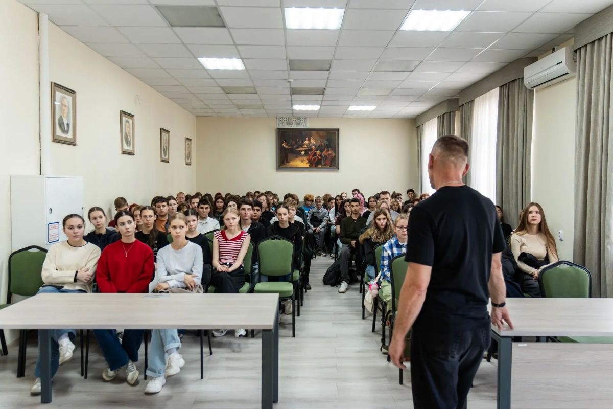 «Диалоги с Героями» в Адыгейском республиканском колледже искусств им. У. Х. Тхабисимова «Диалоги с Героями» в Адыгейском республиканском колледже искусств им. У. Х. Тхабисимова
