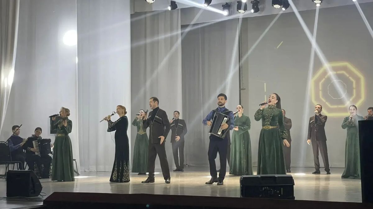 В рамках гастрольного тура в Рыбинске прошёл концерт ансамбля «Исламей» Во дворце культуры «Волжский» г. Рыбинск с большим успехом прошёл шестой гастрольный концерт Государственного ансамбля народной песни Адыгеи «Исламей»... В рамках гастрольного тура в Рыбинске прошёл концерт ансамбля «Исламей» Во дворце культуры «Волжский» г. Рыбинск с большим успехом прошёл шестой гастрольный концерт Государственного ансамбля народной песни Адыгеи «Исламей»...