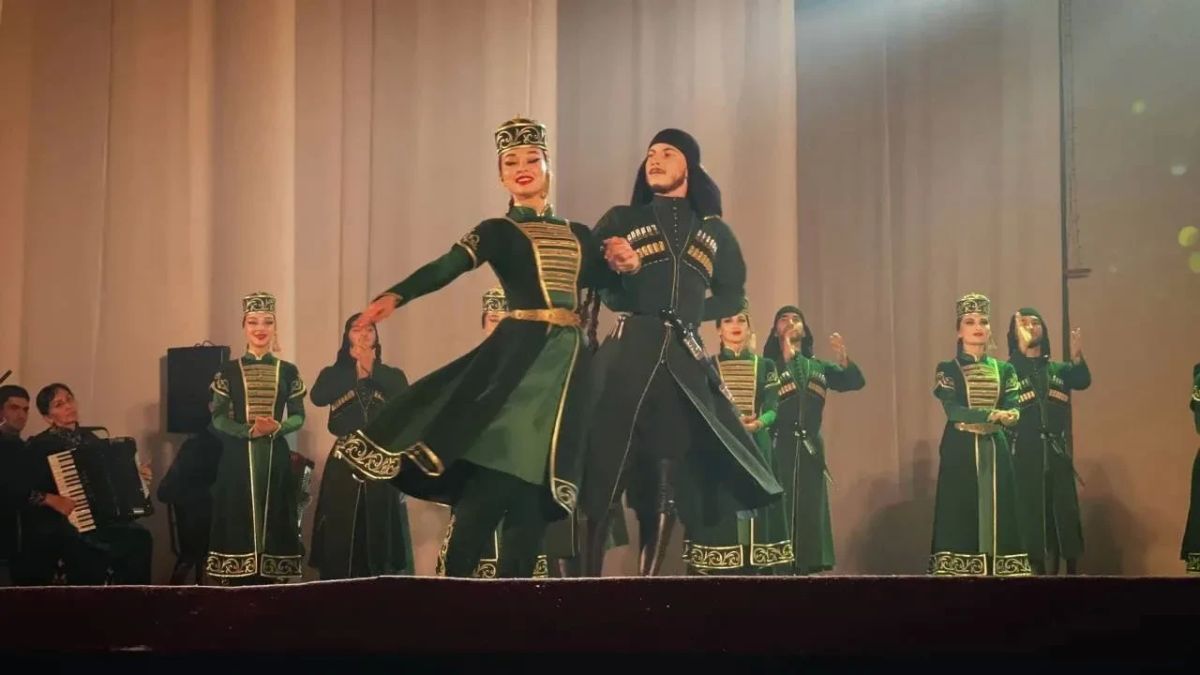 В рамках гастрольного тура в Рыбинске прошёл концерт ансамбля «Исламей» Во дворце культуры «Волжский» г. Рыбинск с большим успехом прошёл шестой гастрольный концерт Государственного ансамбля народной песни Адыгеи «Исламей»... В рамках гастрольного тура в Рыбинске прошёл концерт ансамбля «Исламей» Во дворце культуры «Волжский» г. Рыбинск с большим успехом прошёл шестой гастрольный концерт Государственного ансамбля народной песни Адыгеи «Исламей»...