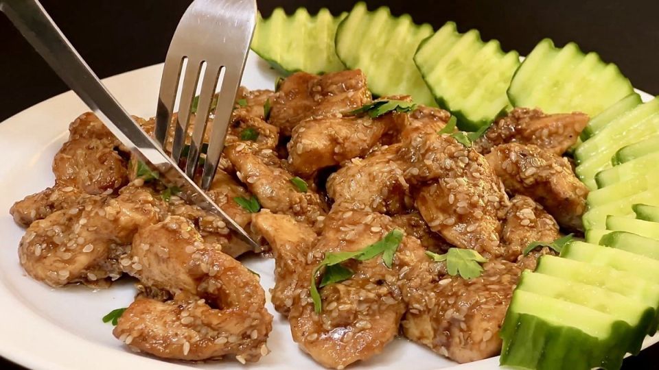 Нежная курица с кунжутом в соевом соусе: угодите своим вкусовым рецепторам