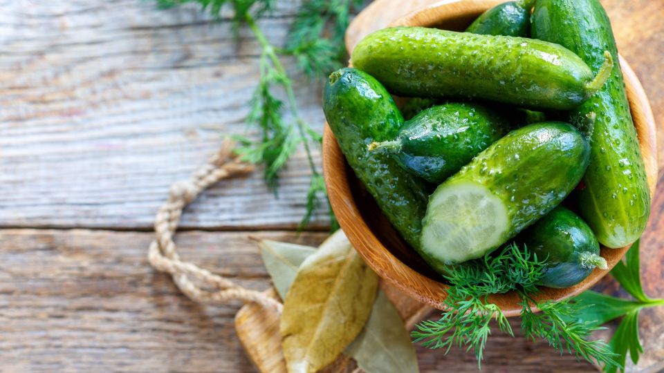 Малосольные огурцы станут в 100 раз вкуснее с этим маринадом: вот что надо добавить