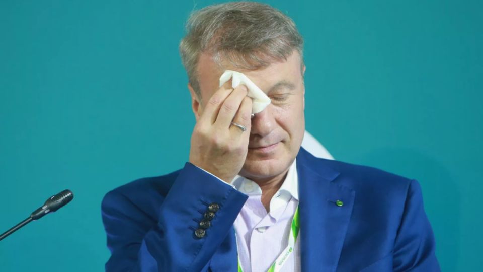 Почему россияне массово выводят деньги из банков: причины и последствия