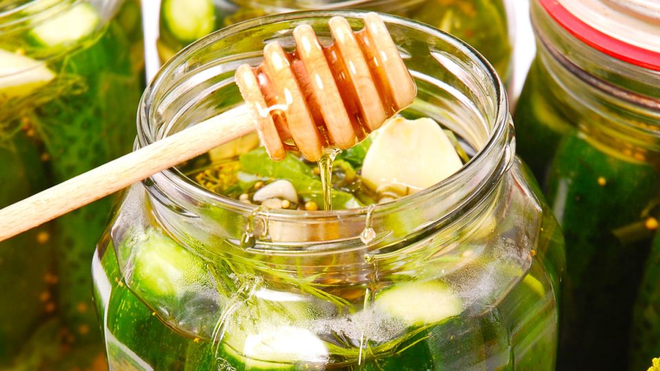 Необычные маринованные огурцы с медом: белорусская закуска, способная удивить