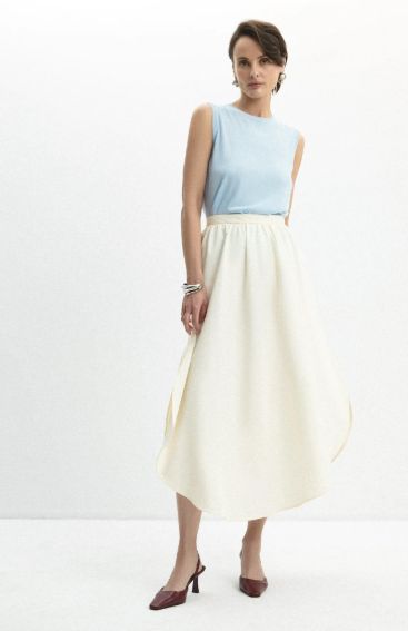 10 незабываемых цветовых комбинаций для летних образов 2025 года