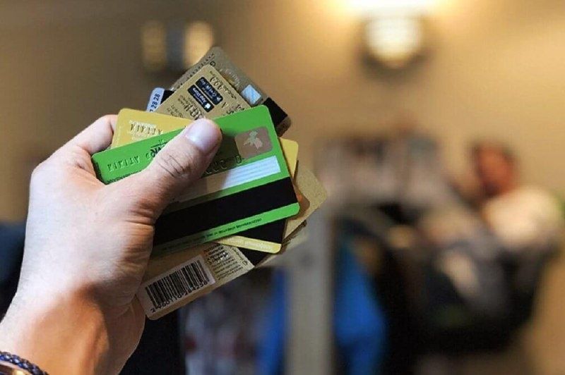 В России ограничивают количество банковских карт на руки: что это значит для граждан?