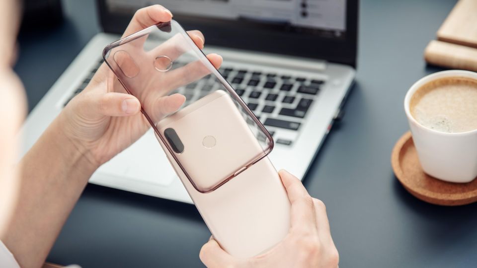 Силиконовый чехол будет как новый: этот раствор уберет всю желтизну