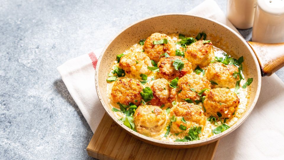 Забыли разморозить мясо — не беда: приготовьте на ужин эти сочные котлеты