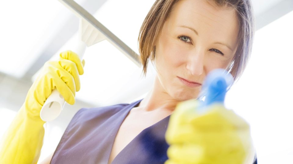 Пожелтевшие розетки и выключатели отбелите без капли воды: вот что возьмите