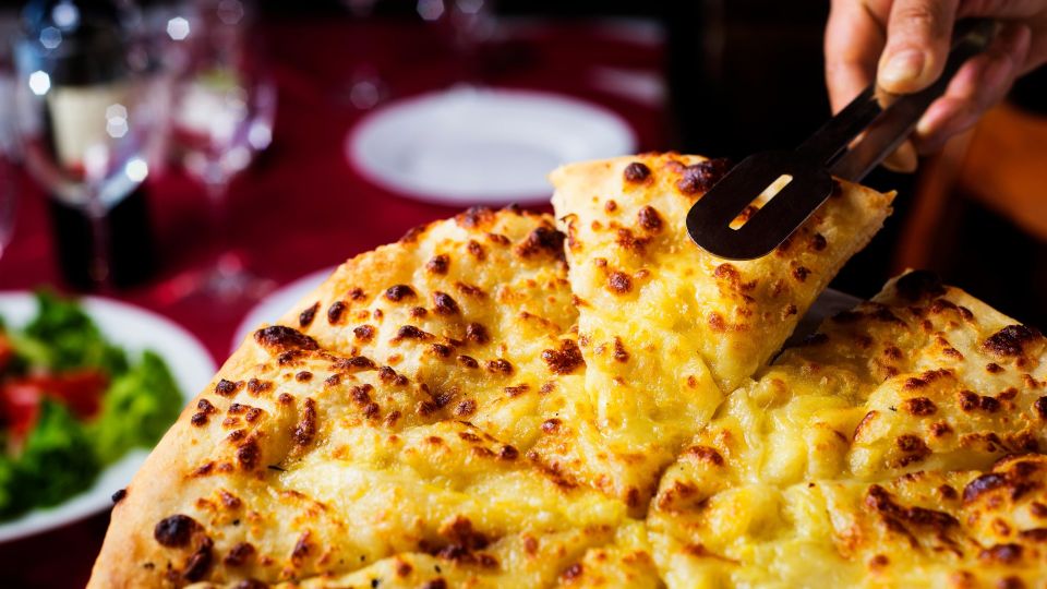 Быстро и без духовки: домочадцы сметут это хачапури со стола за секунду