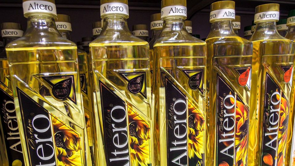 Так крышку от масла используют только хозяйки со стажем: продукт экономится в разы