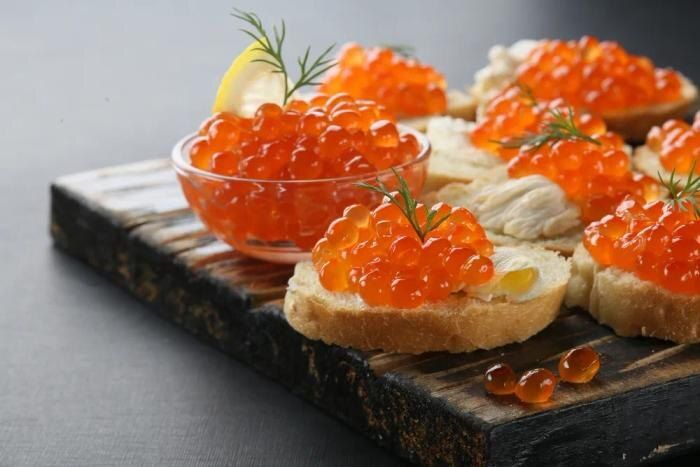 Цены на бутерброды с красной икрой: когда и насколько подорожают фавориты праздничного стола?