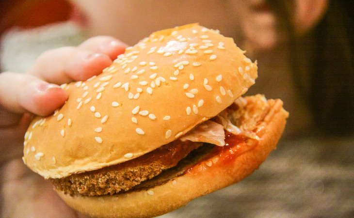 Что лучше не есть на ночь: отказ от этих перекусов сохранит сон и здоровье