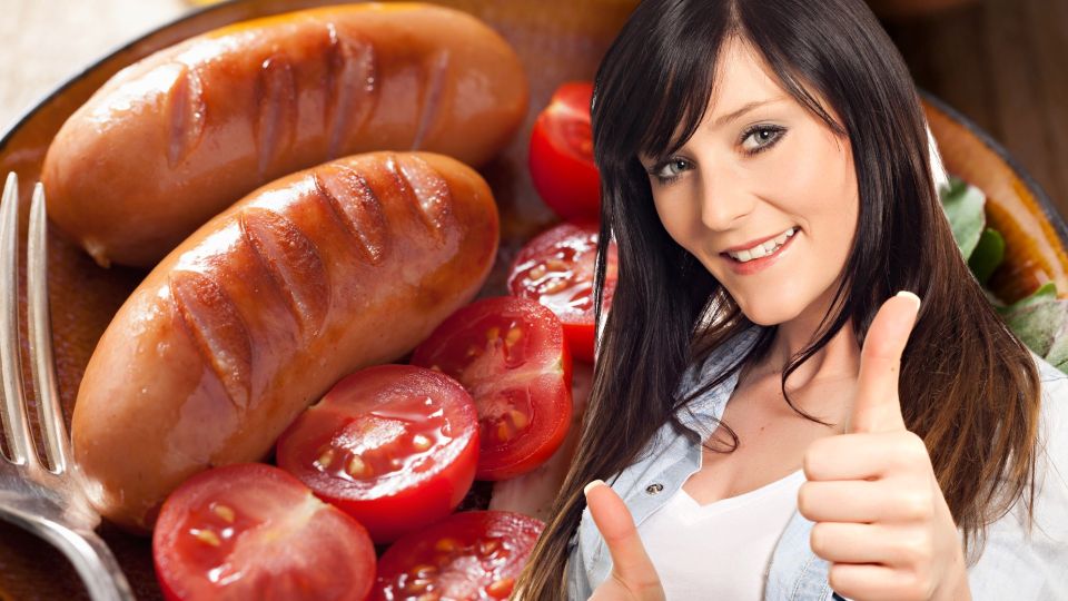 Все время делали неправильно: почему сардельки ни в коем случае нельзя бросать в кипящую воду