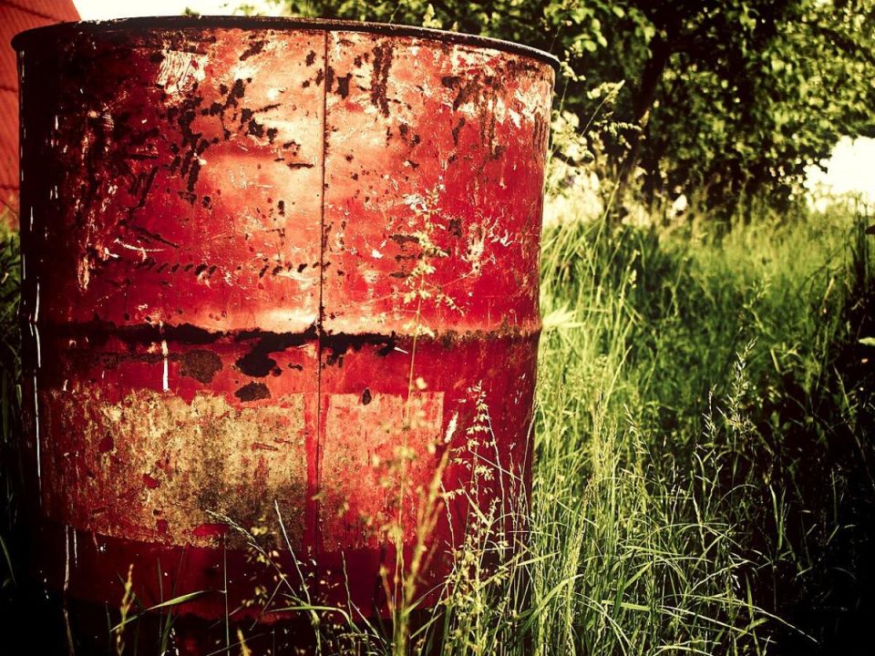 Ржавая вода из бочки: спаситель урожая или угроза для корней?