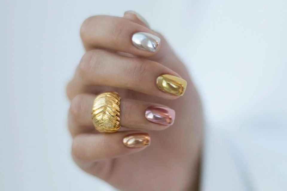Зимний маникюр 2025: стеклянный эффект, который завораживает