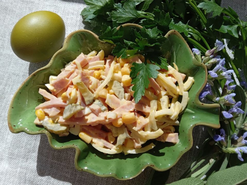 Простой и вкусный: как приготовить салат «Пражский» с ветчиной