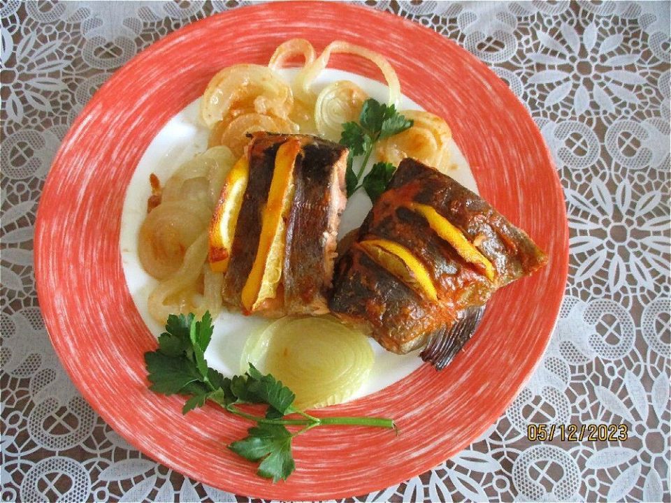 Лучшая рыба на луковой подушке: как приготовить сочное блюдо за 40 минут