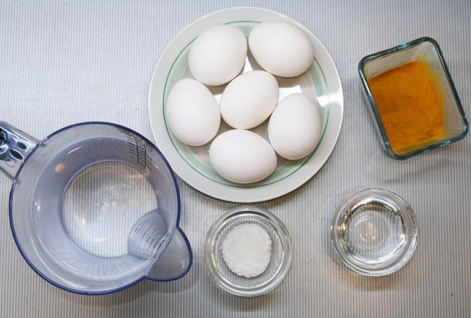 Пасхальная традиция: как покрасить яйца куркумой