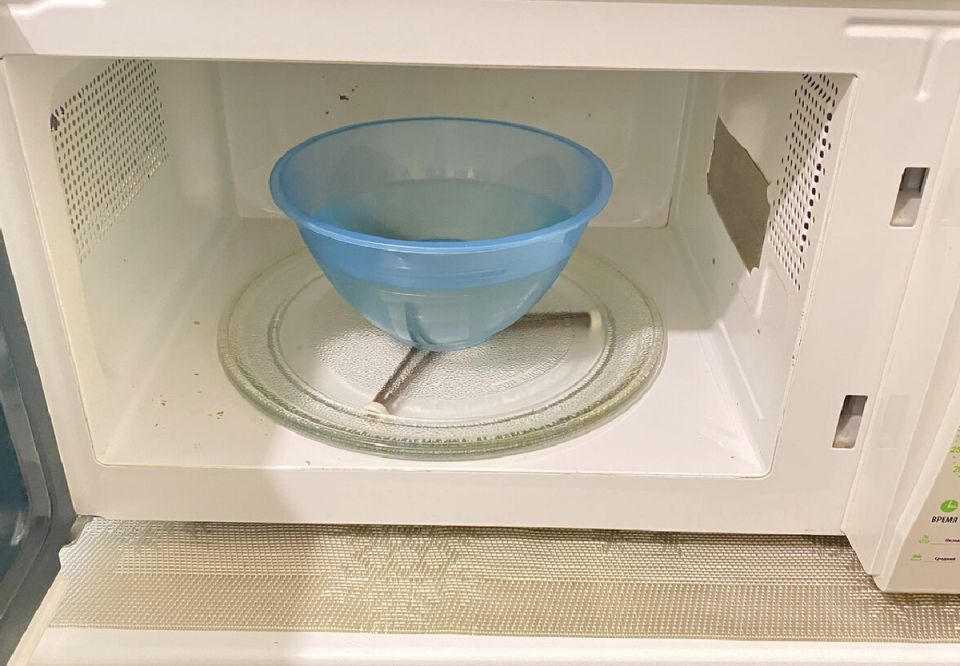 Новый способ очистки микроволновой печи за считанные минуты