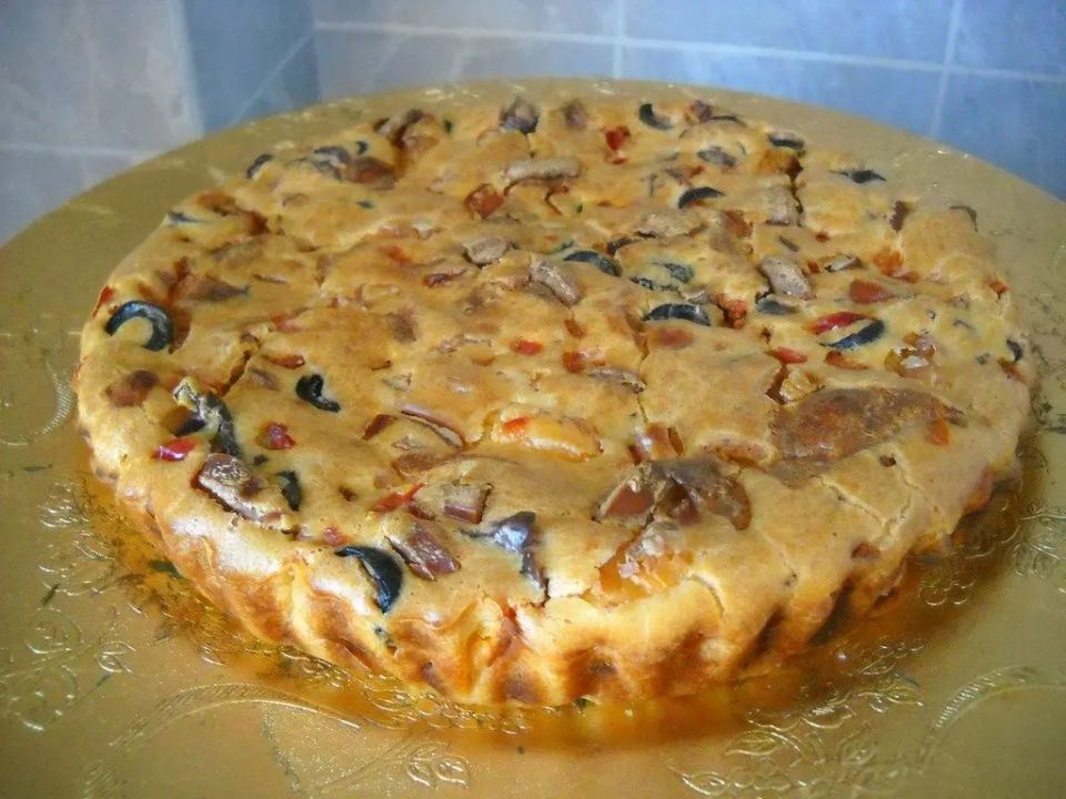 Ленивая пицца с грибами и колбасой: идеальный выбор для дружеской вечеринки