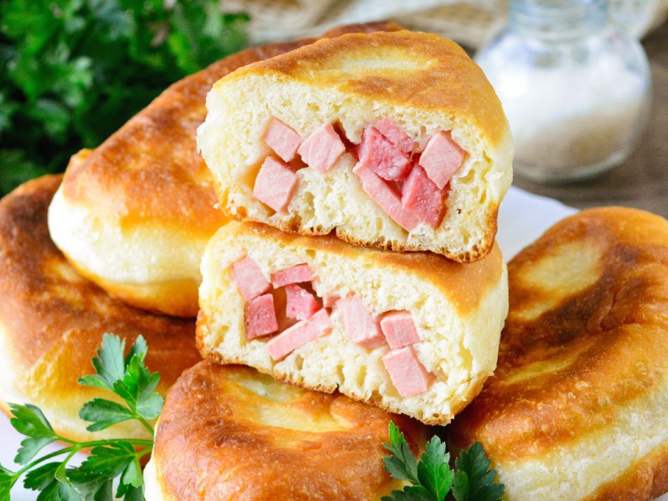 Домашние пирожки с двумя видами колбасы и пышным тестом