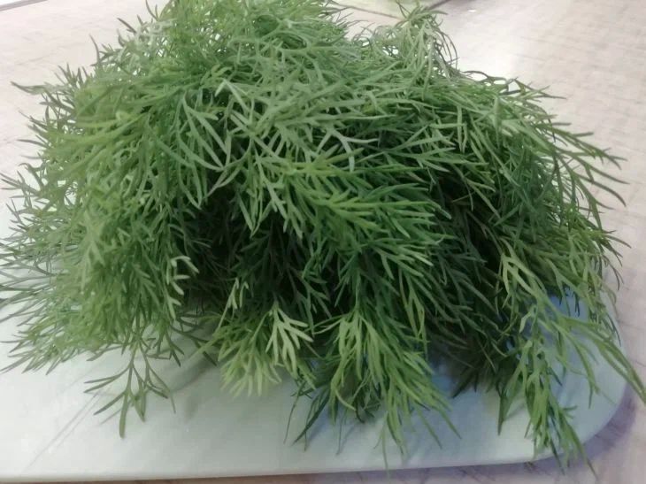 Самый обычный салат заиграет по-новому: сделайте это перед подачей блюда