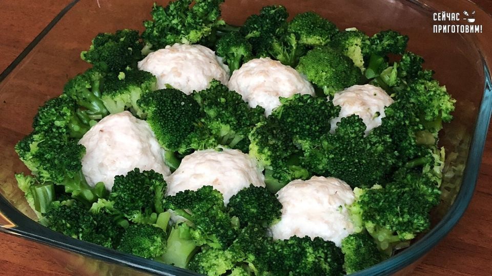 Вкусный и простой ужин: фрикадельки с брокколи в духовке