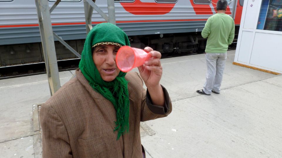 Неизвестный трюк: как склеить рваную купюру без следов для магазина и банка